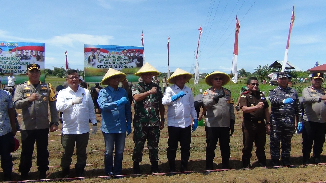 Polda Bengkulu Tanam Bibit Jagung Dukung Program 100 Hari Kerja Presiden Prabowo Subianto