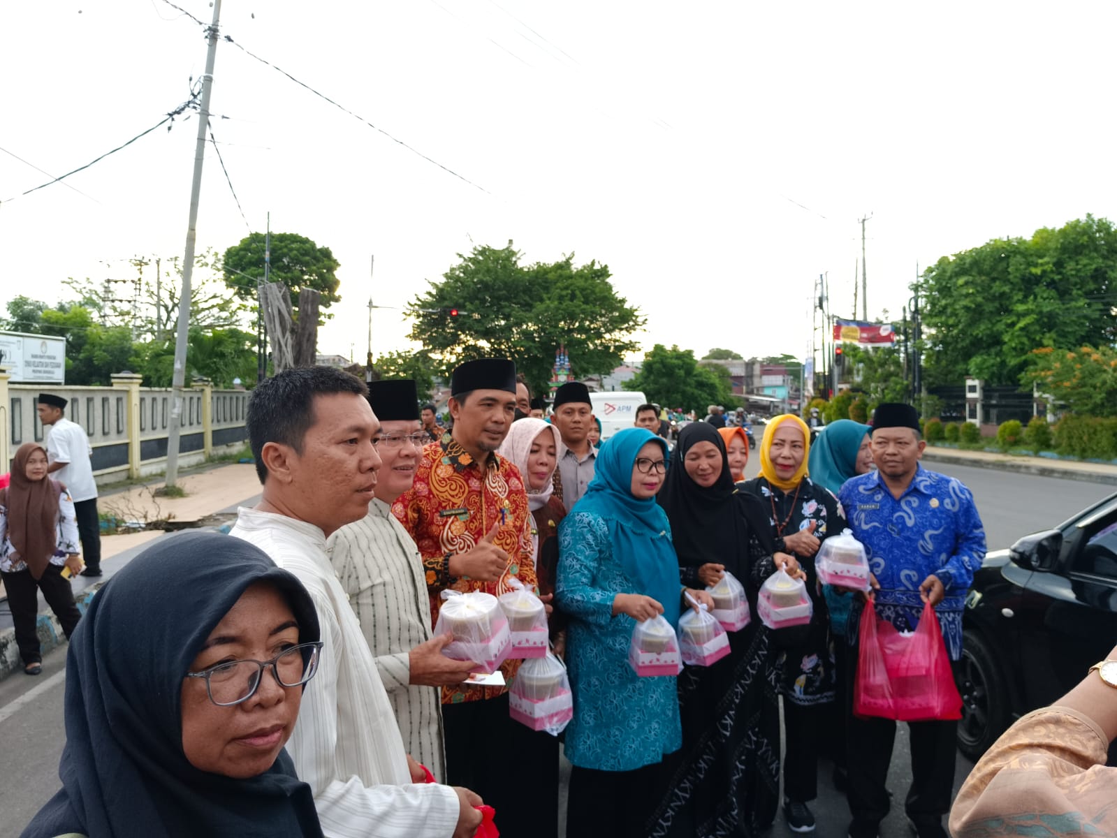 Gubernur Bengkulu Bersama Ibu-ibu Dharma Wanita Bagikan Takjil ke Pengendara
