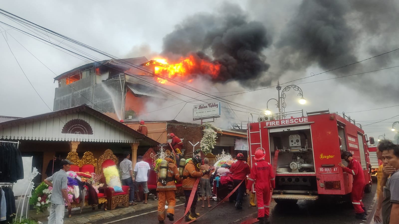 Salon Kecantikan 3 Lantai di Skip Kota Bengkulu Terbakar, 16 Unit Damkar Dikerahkan