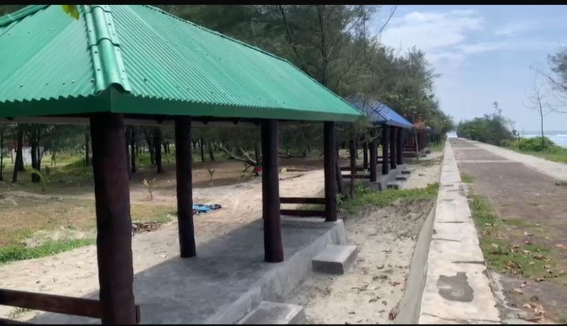 Pemkot Bengkulu Sediakan 30 Gazebo Gratis di Pantai Panjang untuk Wisatawan