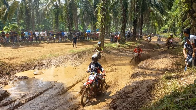 Seru! Ratusan Crosser Pacu Adrenalin Dalam Ajang Baroka Ojek Sawit di Seluma