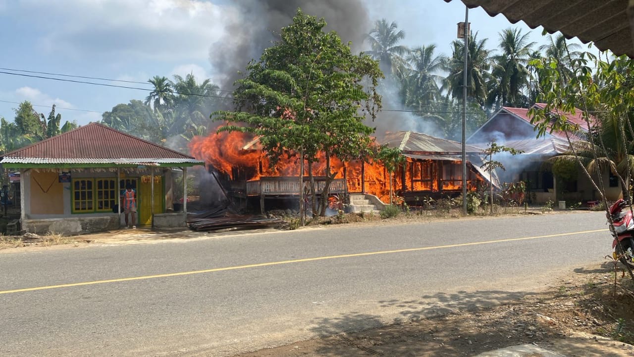BREAKING NEWS: Kebakaran Hebat di Pondok Suguh Mukomuko, 2 Unit Rumah Terdampak