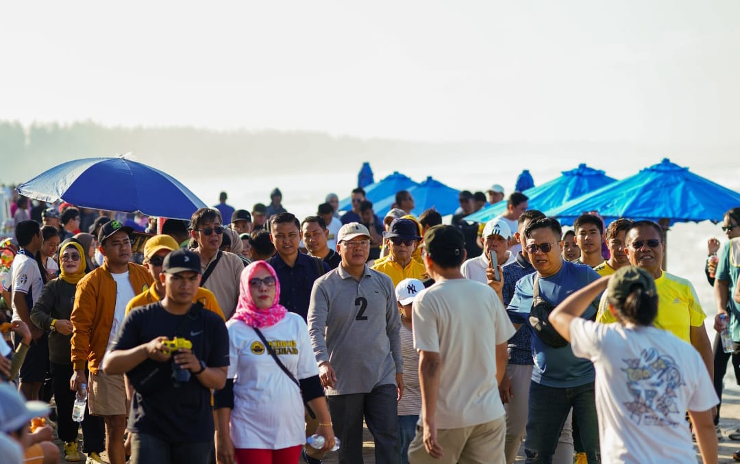 Rohidin Mersyah Jalan Santai di Kawasan Wisata Pantai Panjang, Warga Antusias Ikut Barisan 