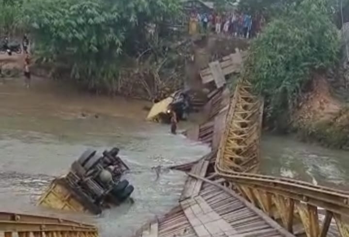Jembatan Paku Haji Ambruk, 2 Unit Dum Truk Jatuh ke Sungai 