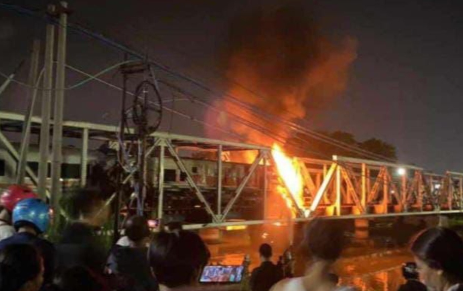 Api Berkobar, Kereta Api Tabrak Truk Tronton di Semarang, Begini Kondisi Masinis dan Penumpangnya