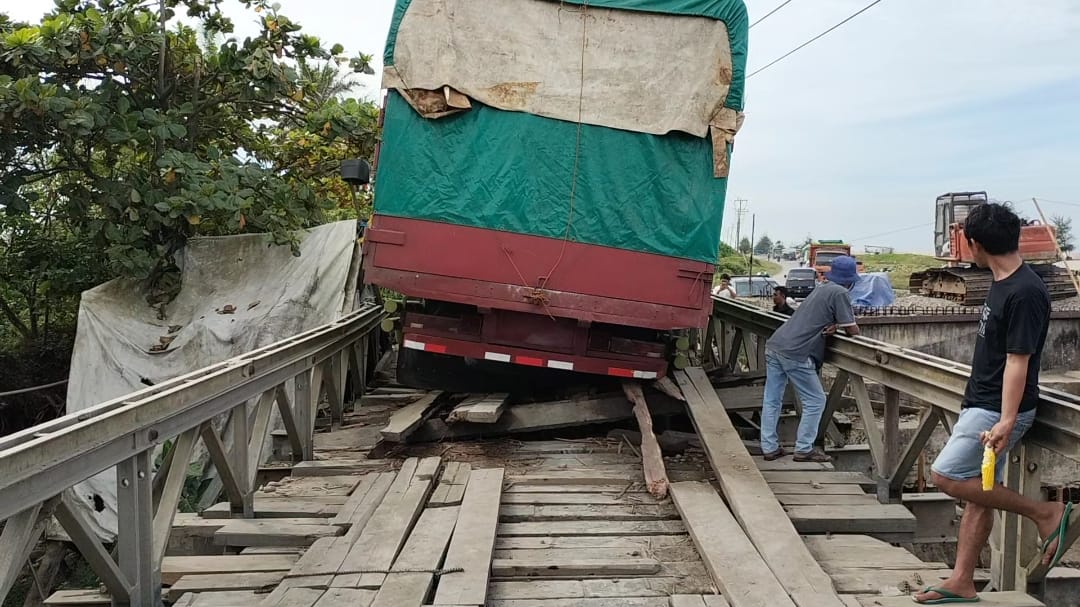 Truk CPO Terperosok Saat Lintasi Jembatan Darurat Air Punggur Mukomuko