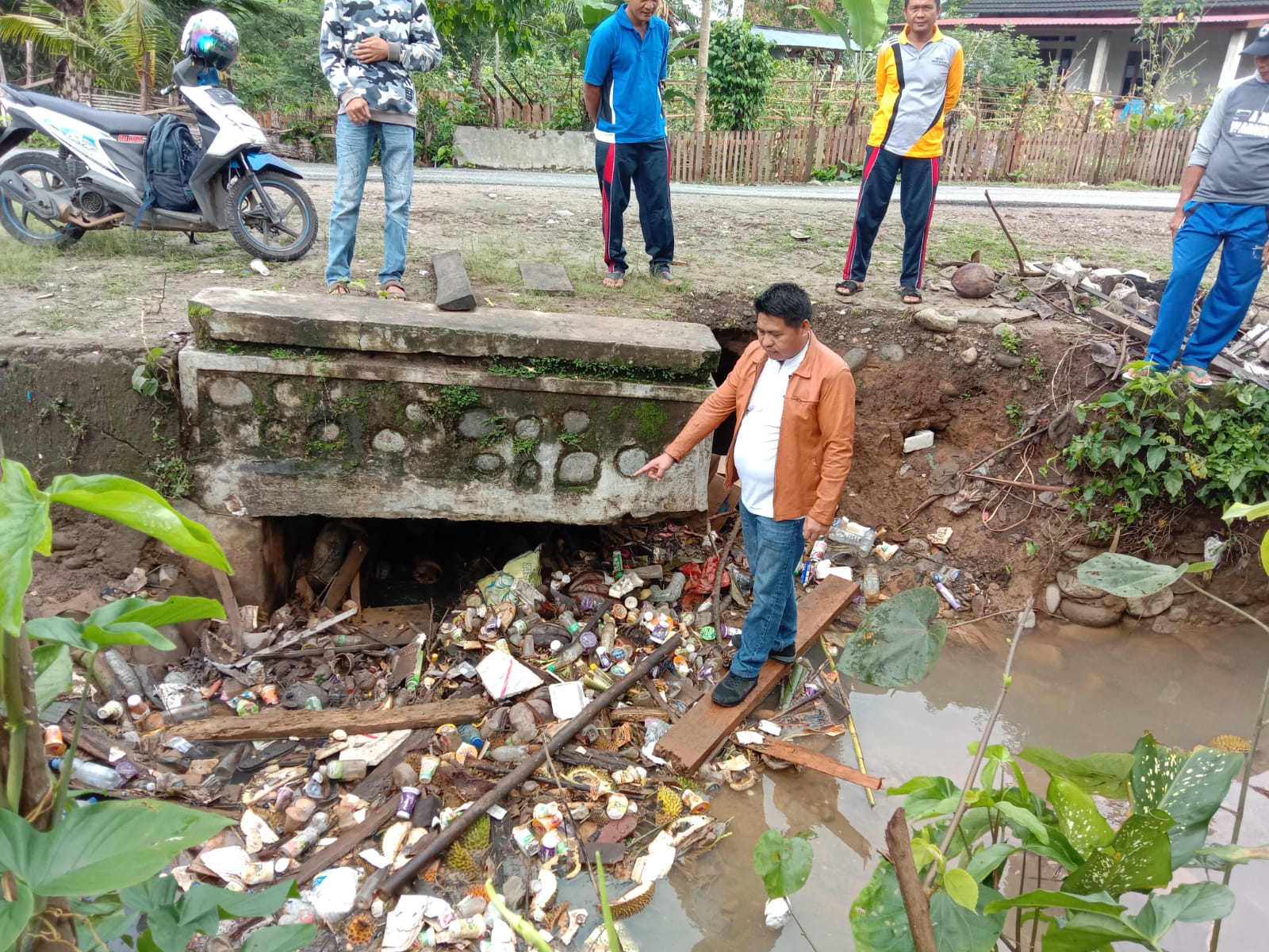 Dapat Laporan Gorong-gorong Ambruk, Dewan Kaur Langsung Tinjau ke Lapangan 