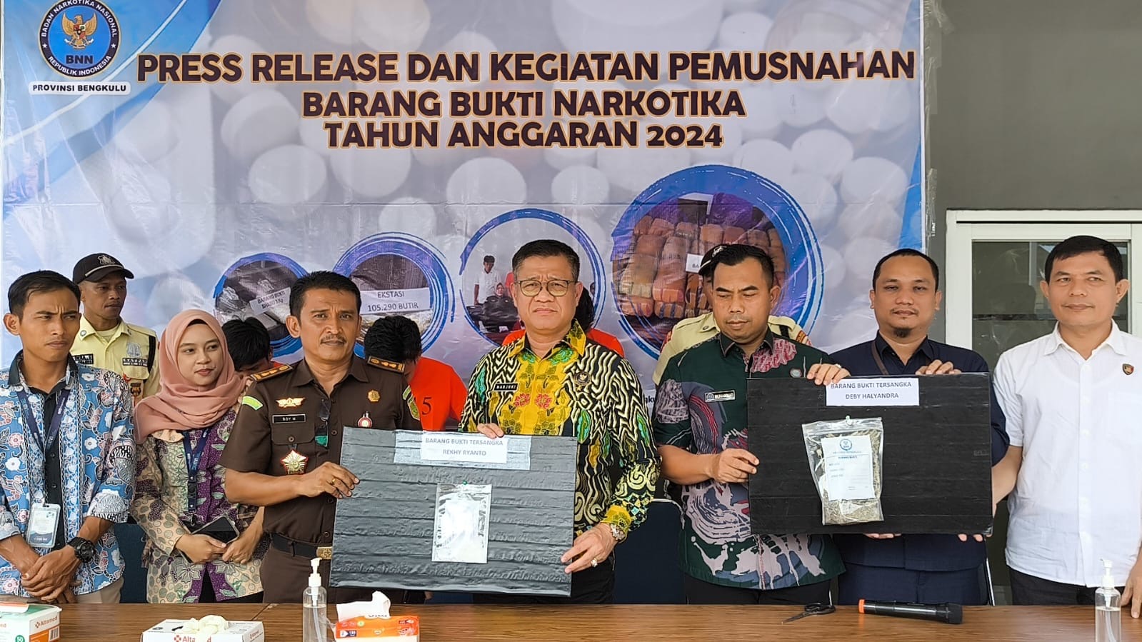 BNNP Bengkulu Musnahkan Barang Bukti Ganja dan Sabu Sitaan 3 Tersangka