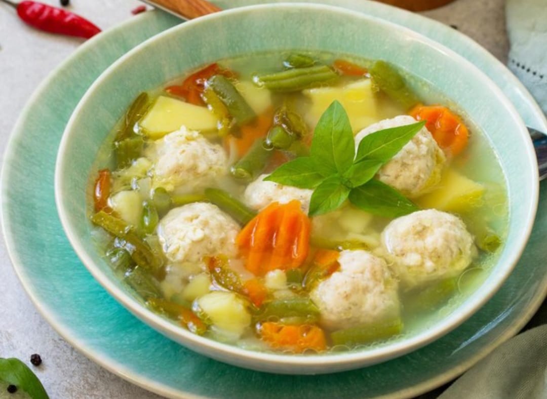 Resep Sup Bakso Ayam dan Sayuran, Kuah Gurih Cocok Dijadikan Penghangat Badan