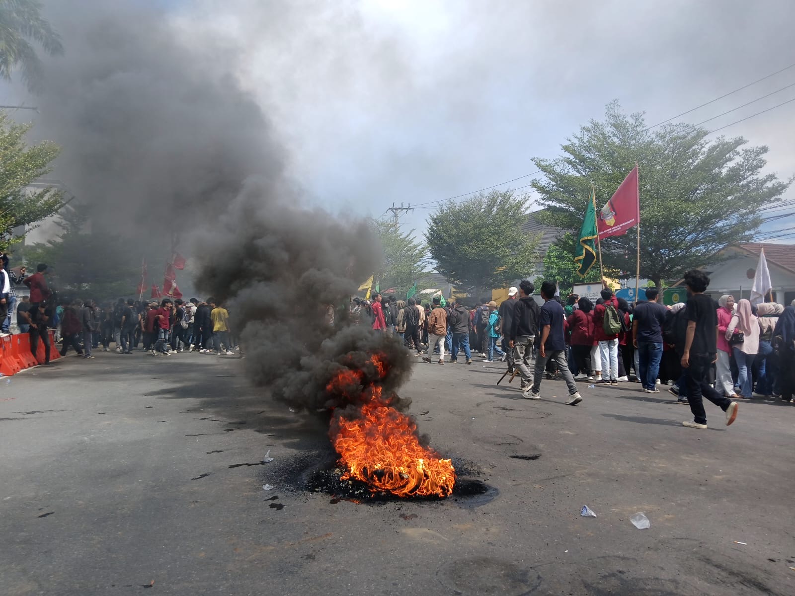 Demo 'Indonesia Gelap' di Bengkulu Memanas, Massa Bakar Ban hingga Terobos Polisi 