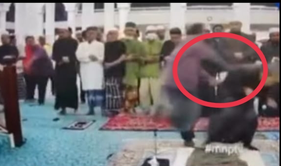 Viral!! Imam Dilempar Sendal saat Baca Ayat Panjang Salat Tarawih