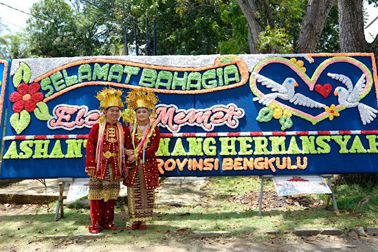 Langka! Pasangan di Bengkulu Ini Gelar Pernikahan di Tempat Tak Biasa