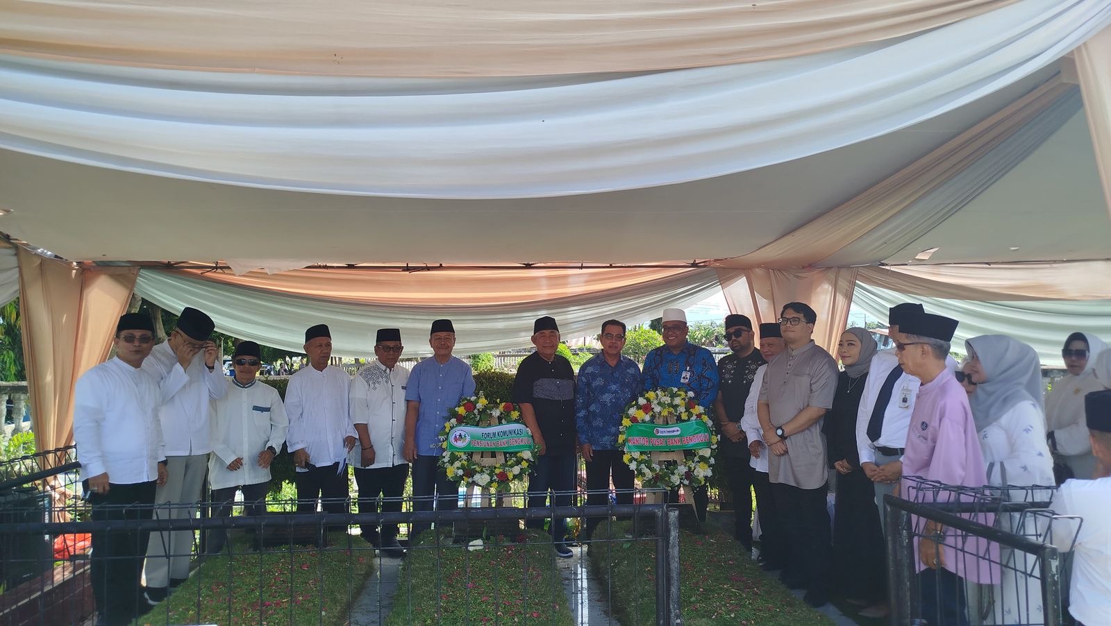 HUT ke-54, Jajaran Direksi Bank Bengkulu Ziarah ke Makam Pendiri Mochtar Azehar, Ini Profil Lengkapnya
