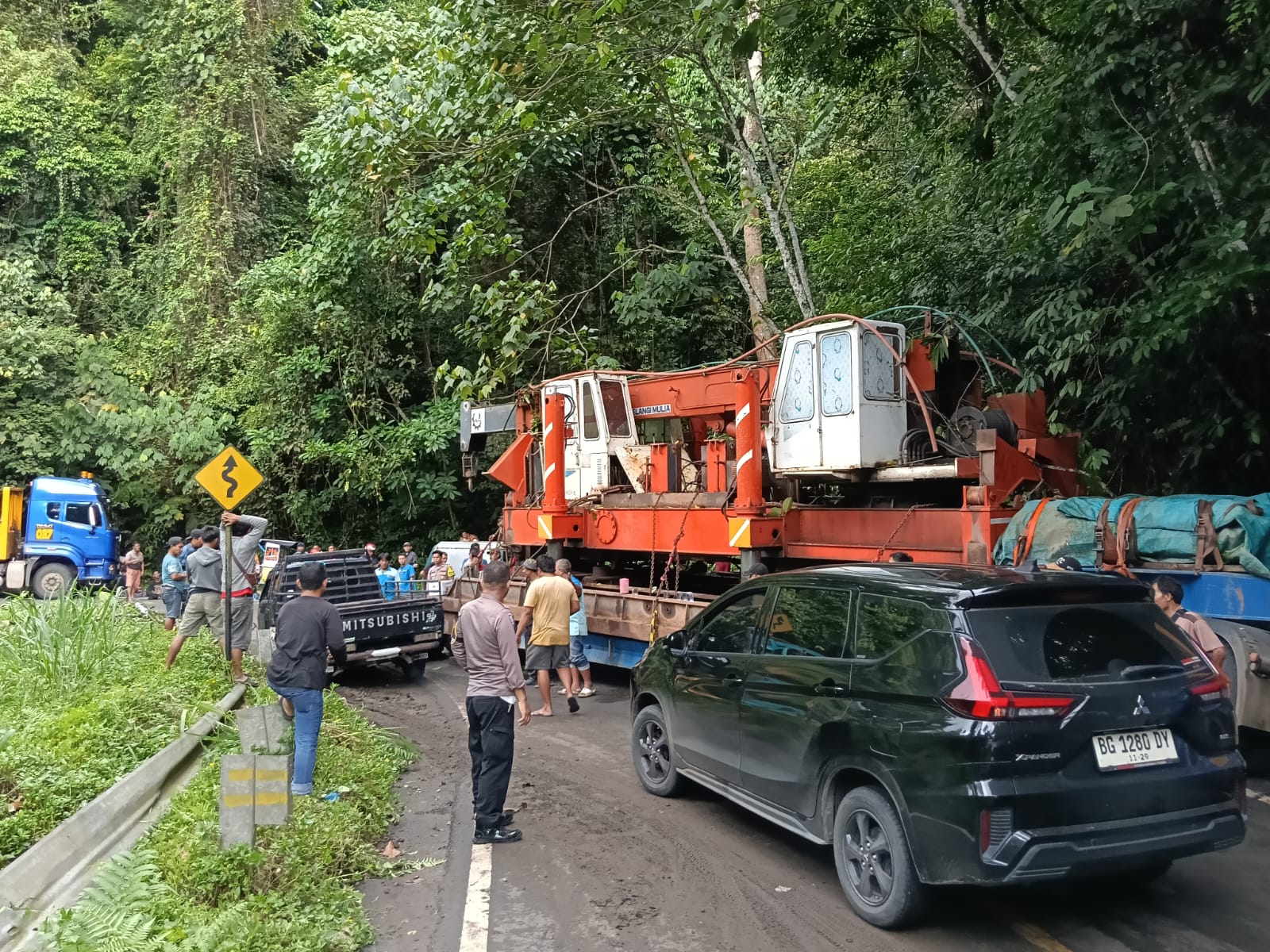 Truk Trailer Tergelincir di Liku Sembilan, Arus Lalu Lintas Bengkulu–Kepahiang Macet Panjang