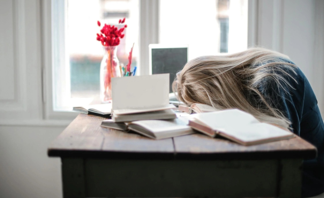5 Trik Ini Ampuh Usir Rasa Kantuk Setelah Makan Siang, Anti Ketiduran di Kantor
