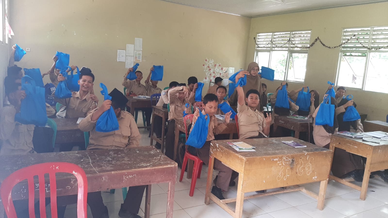 Makan Bergizi Gratis Bulan Ramadan Masih Berlanjut, Siswa Diberikan Bingkisan untuk Dibawa Pulang