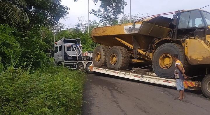 Tak Kuat Menanjak, Truk Tronton Melintang Tutupi Akses Jalan Lintas Bengkulu-Argamakmur