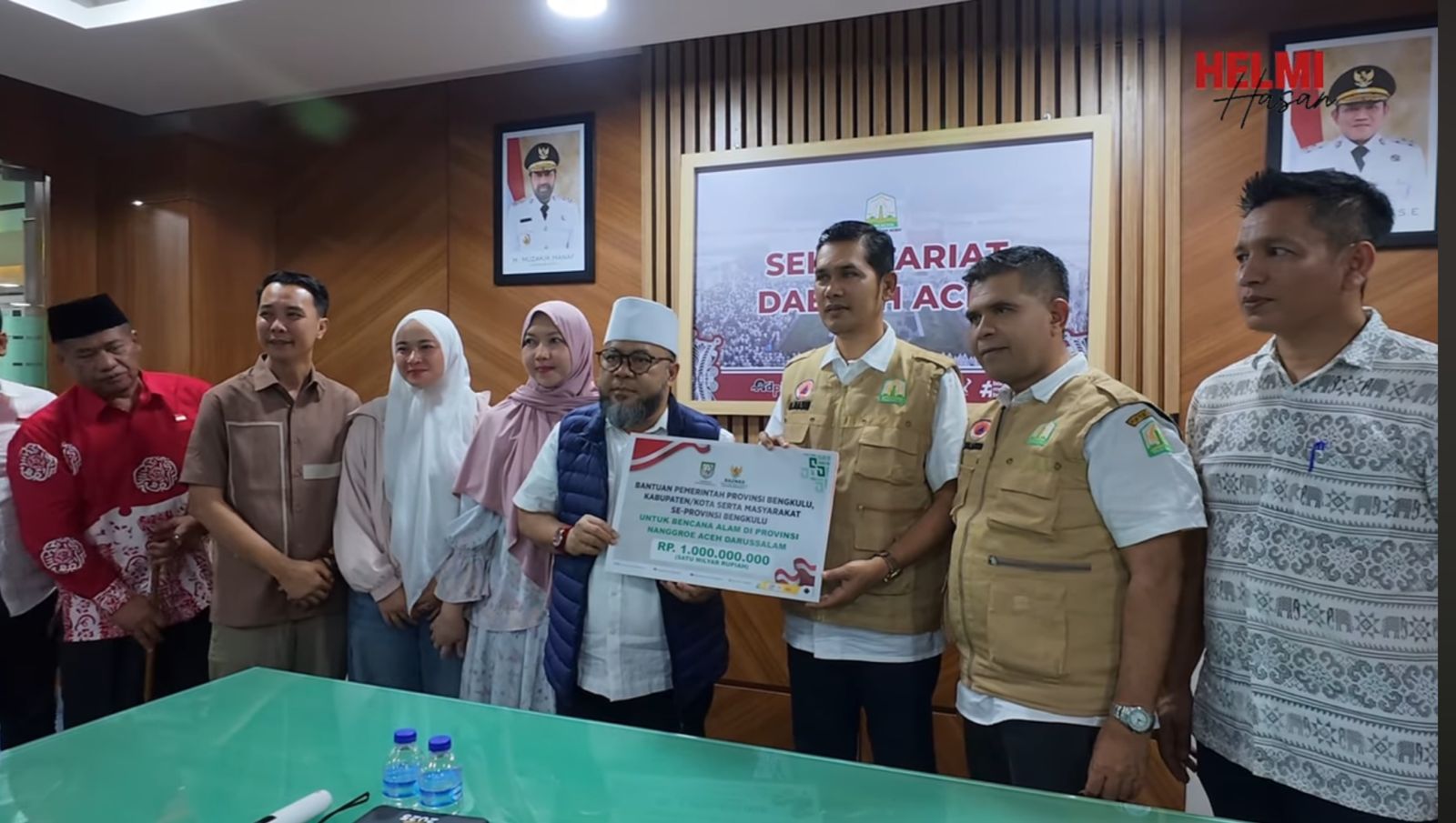 Tinjau Pasca Bencana di Aceh, Gubernur Helmi Hasan Serahkan Bantuan Rp1 Miliar untuk Korban 