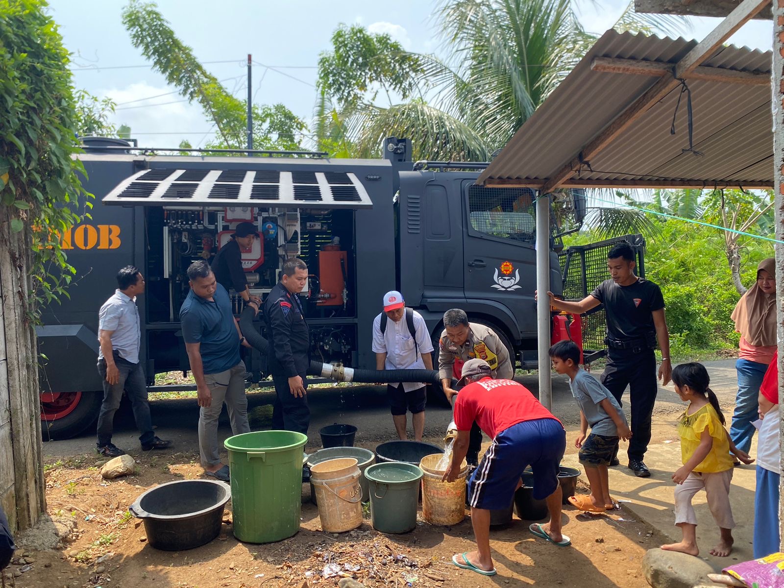 Dampak Kemarau, Satbrimob Polda Bengkulu dan Polsek Selebar Salurkan 5.000 Liter Air Bersih