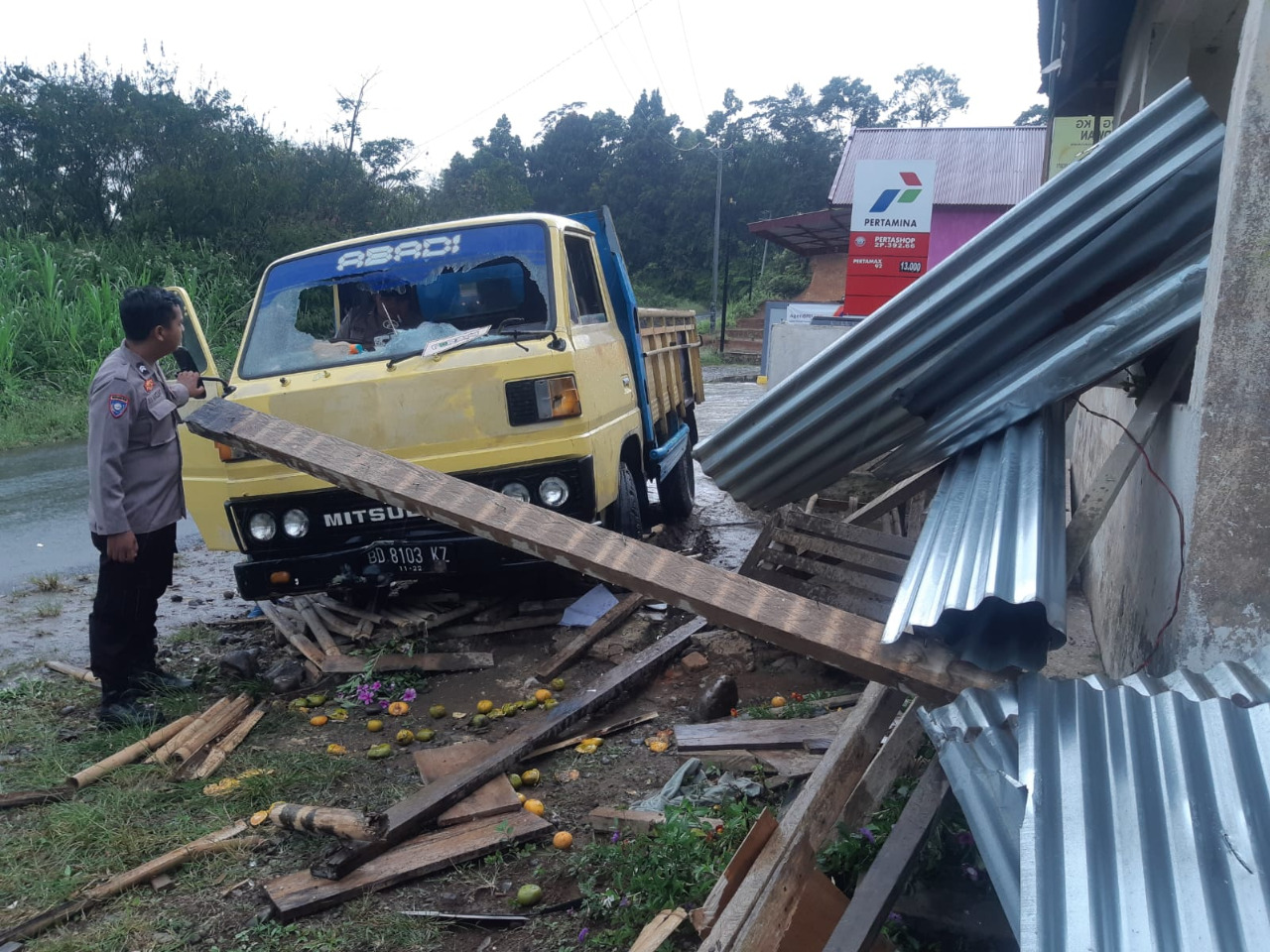 Diduga Rem Blong, Truck Pasir Tabrak Pedagang Jeruk