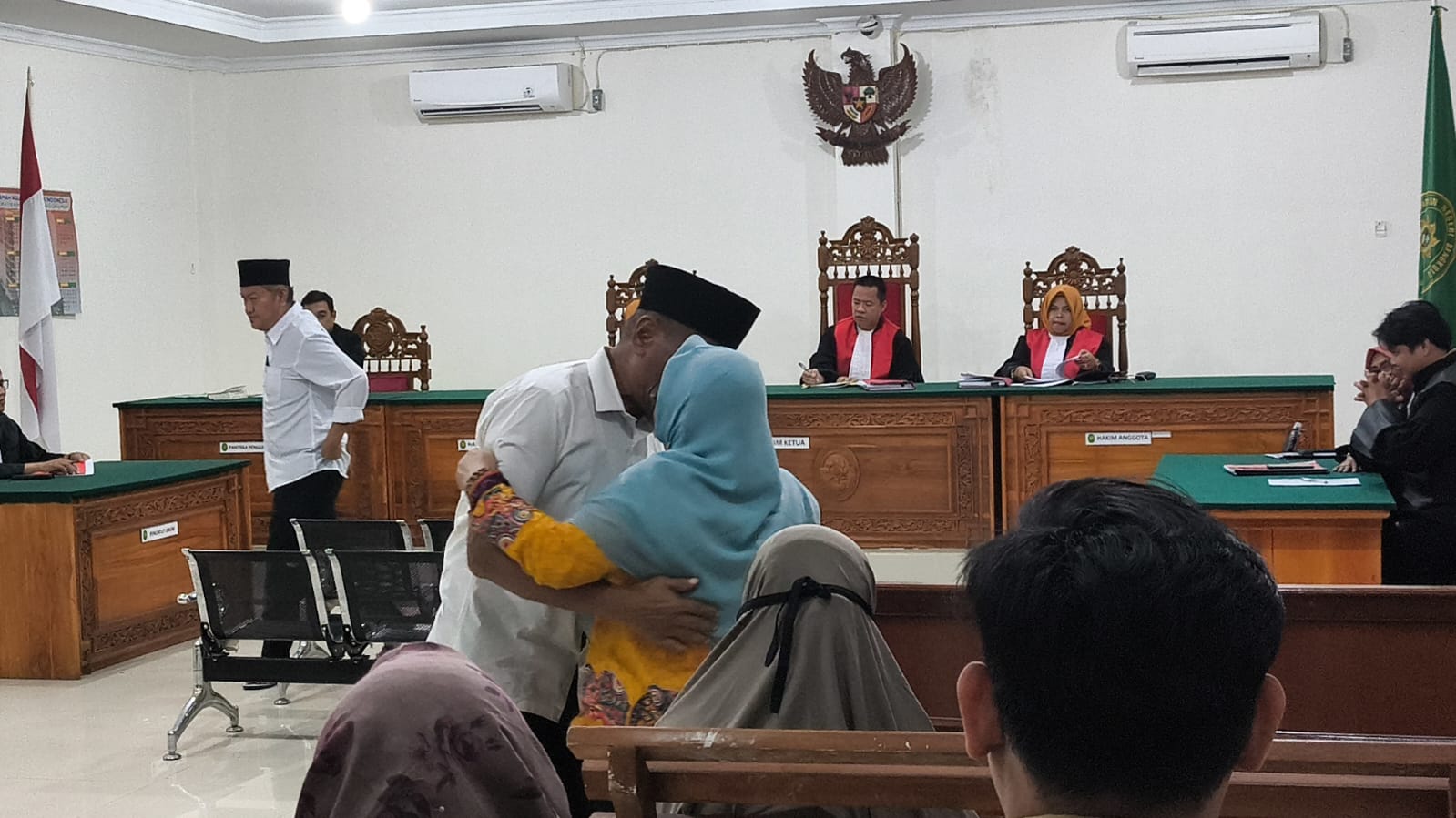 Terdakwa Korupsi Dana BOS SMPN 17 Kota Bengkulu Menangis di Persidangan, Minta Keringanan Hukuman 