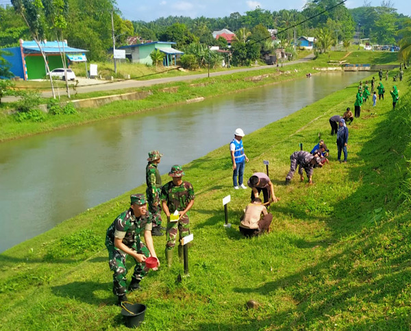 Karya Bakti TNI Antisipasi Banjir dan Wabah Penyakit, Kodim 0425 Seluma Tanam Pohon, Bersih Sampah