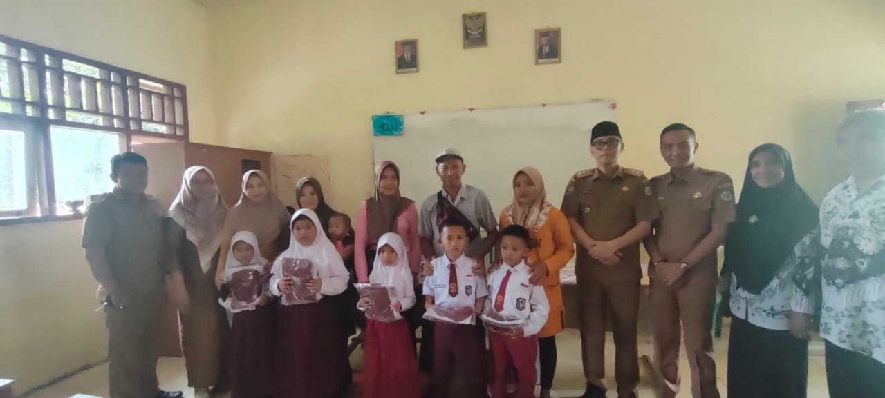 Sempat Tertunda, Seragam Sekolah Gratis untuk Siswa Baru di Seluma Mulai Dibagikan