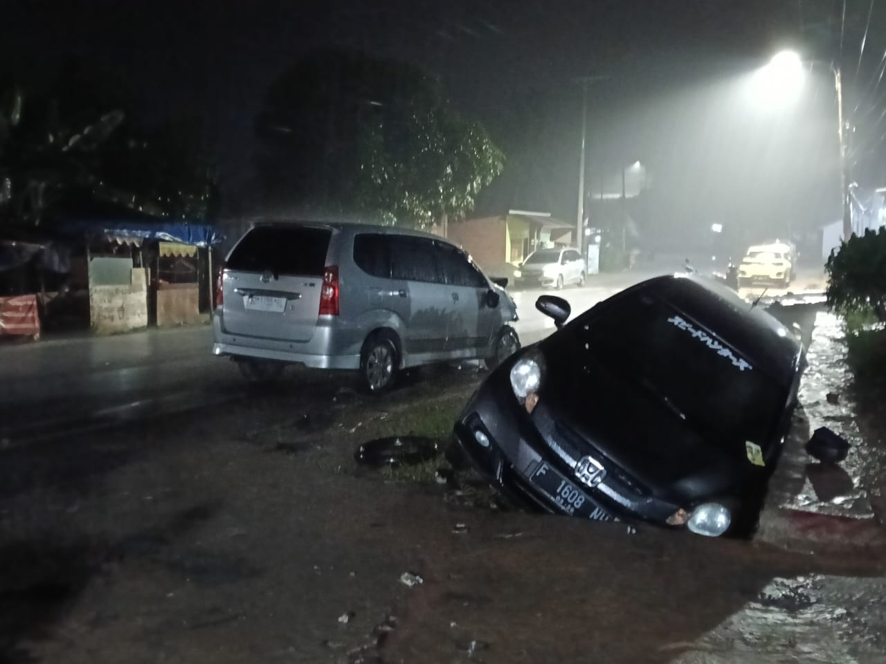 Diduga Hilang Kendali, Minibus Hantam 2 Sepeda Motor dan Mobil yang Terparkir di Bengkel 