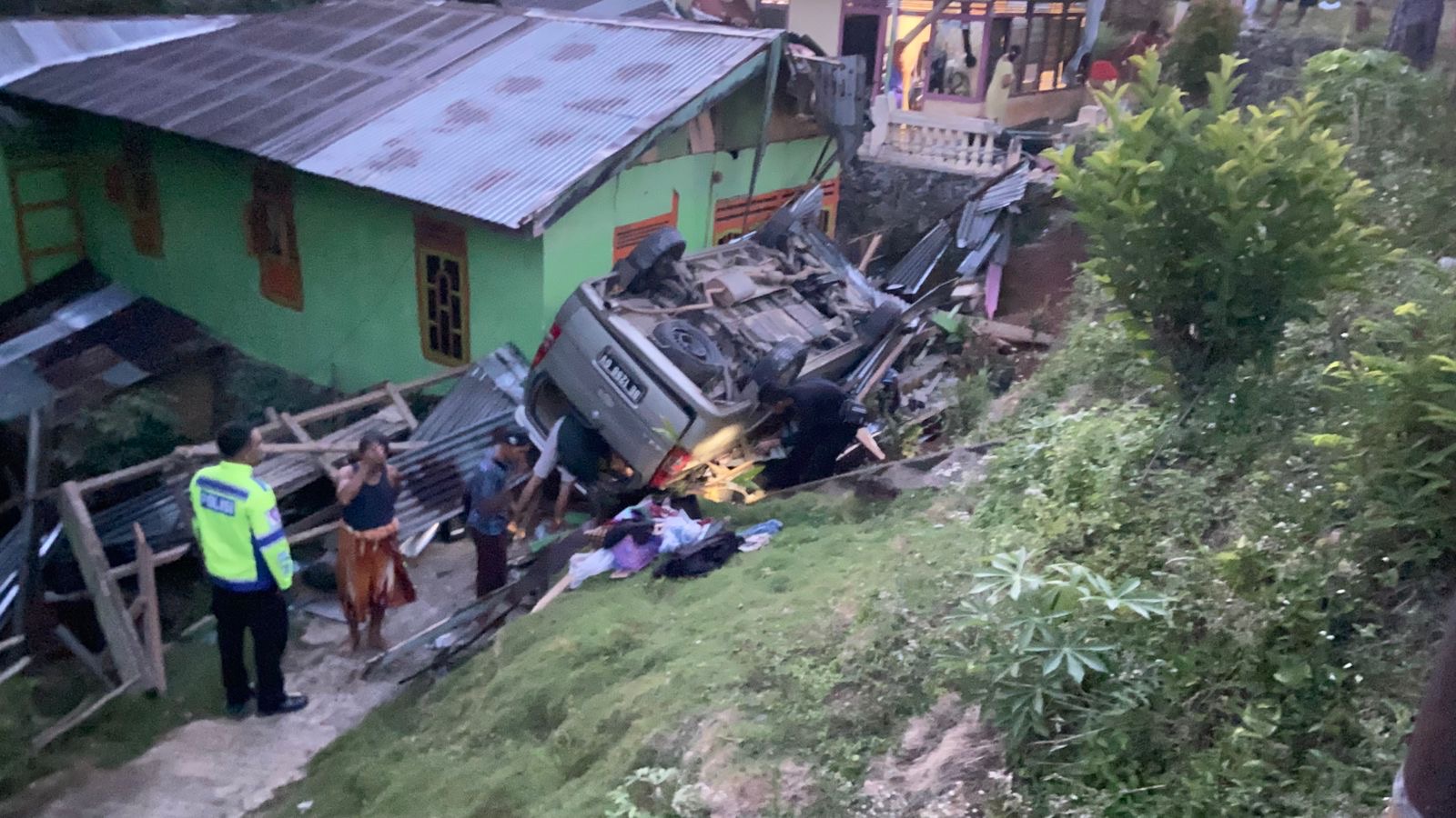 Minibus Hantam 2 Rumah Warga di Seluma, 5 Penumpang Luka-Luka