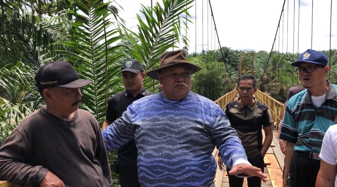 Respon Cepat, Wabup Rifai Tajudin Bersama Warga Perbaiki Jembatan Tanjung Menang