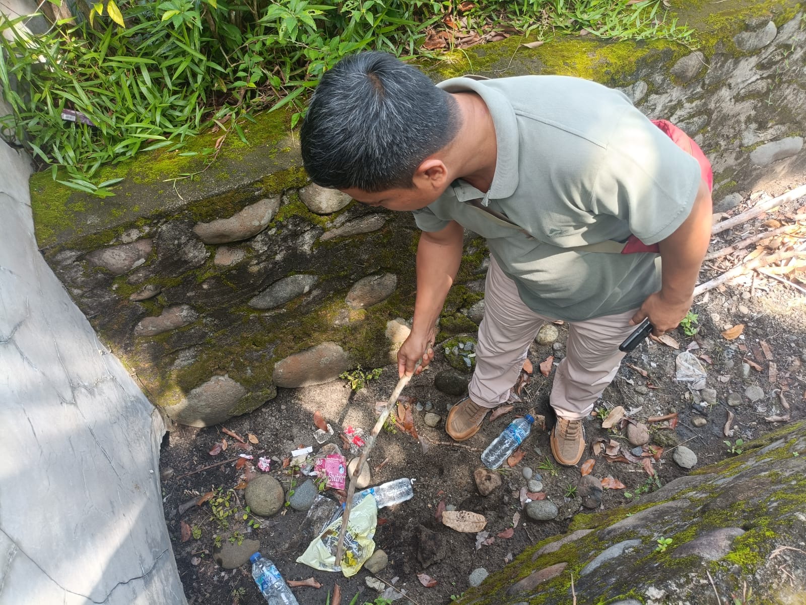 Jadi Pertanyaan, Ada Kontrasepsi Bekas Pakai di Area Kantor Dinas PMD Mukomuko