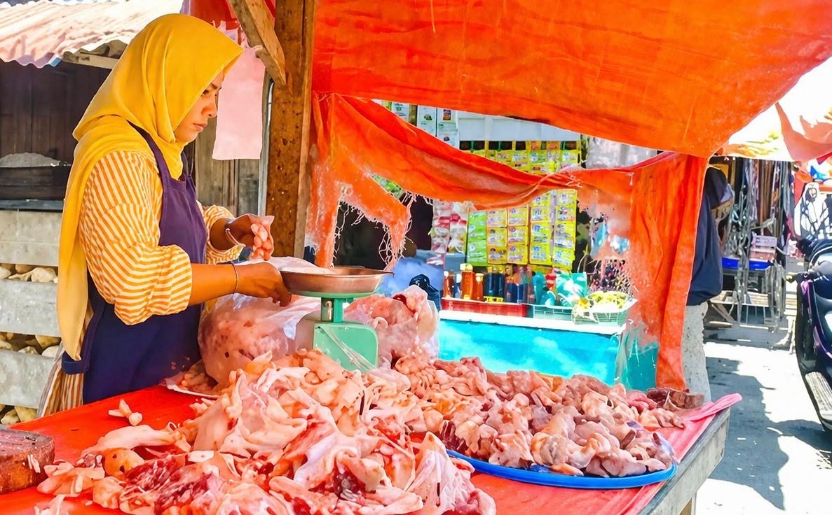 Imbas Permintaan Program MBG, Harga Ayam di Pasar Ampera Masih Tertahan di Angka Rp43 Ribu