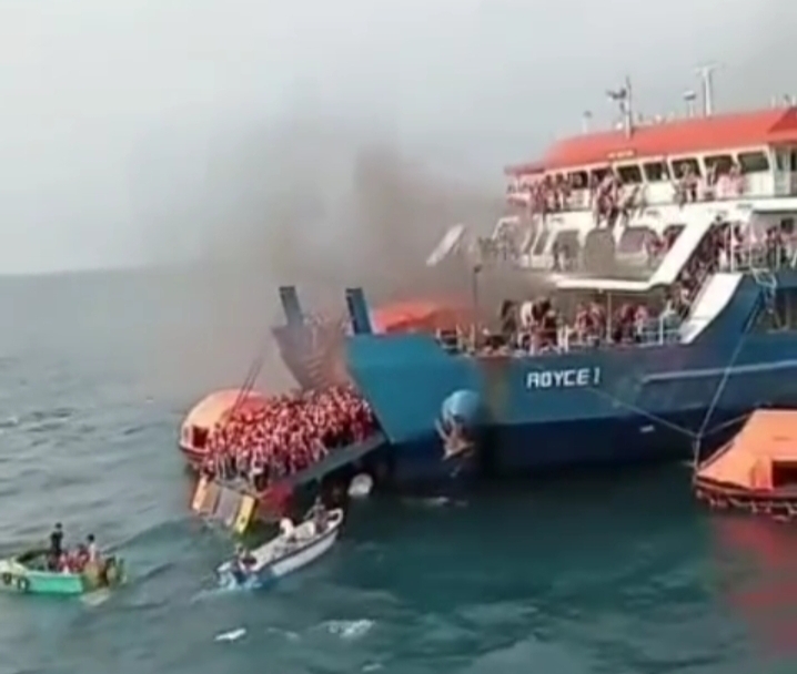 Kapal Feri KMP Royce Terbakar di Perairan Merak, Penumpang Panik