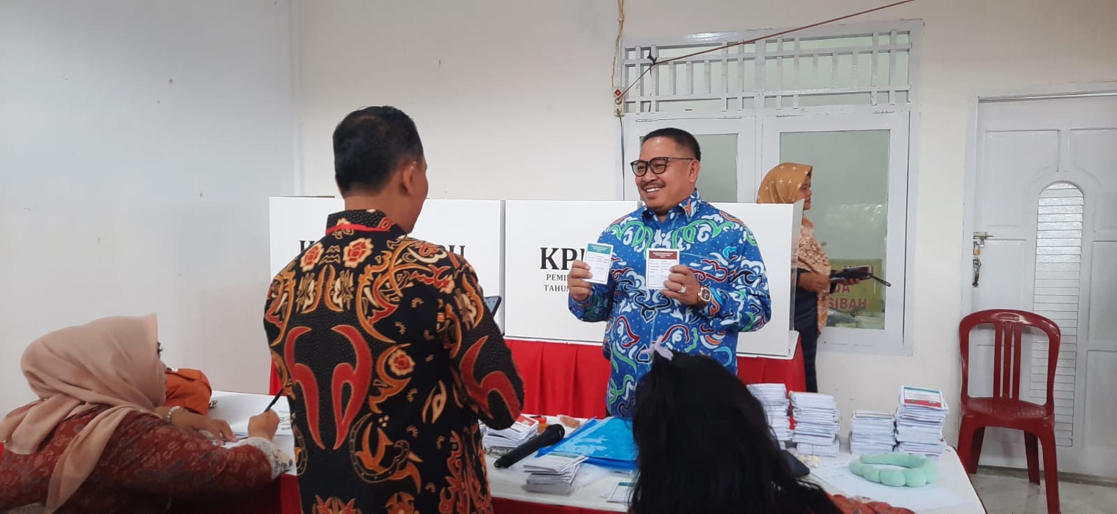 Pj Wali Kota Bengkulu Gunakan Hak Pilih di TPS 4 Cempaka Permai