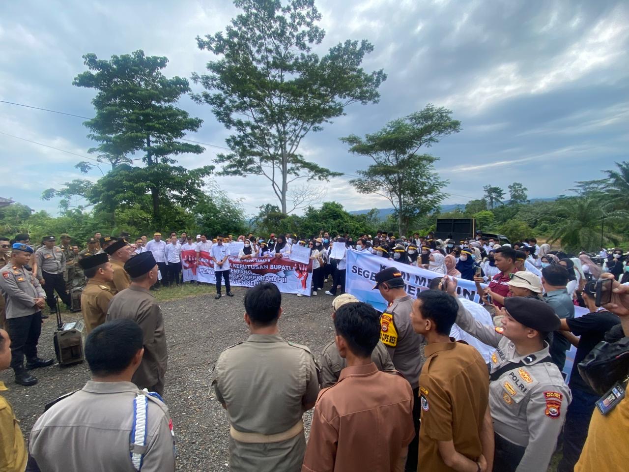 Demo Honorer Seleksi PPPK di Seluma Berujung Kekecewaan: Bupati Tak Hadir, Hearing Tanpa Keputusan