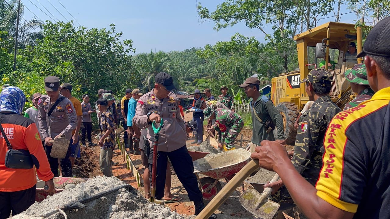 Inovasi Si Bandes, Polsek Ketahun Bantu Masyarakat Desa Kualalangi Bangun Jalan