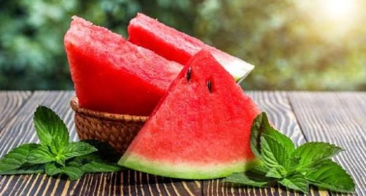 Tinggi Kandungan Air, Inilah Manfaat Kesehatan Mengonsumsi Semangka dengan Rutin