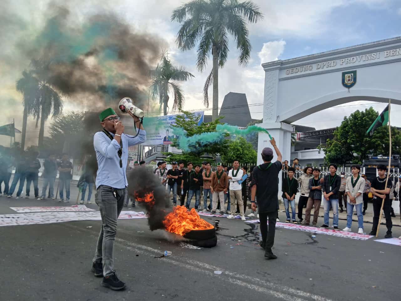 Teriakkan 7 Tuntutan, Aksi HMI Memanas Bakar Ban di Depan DPRD Provinsi Bengkulu