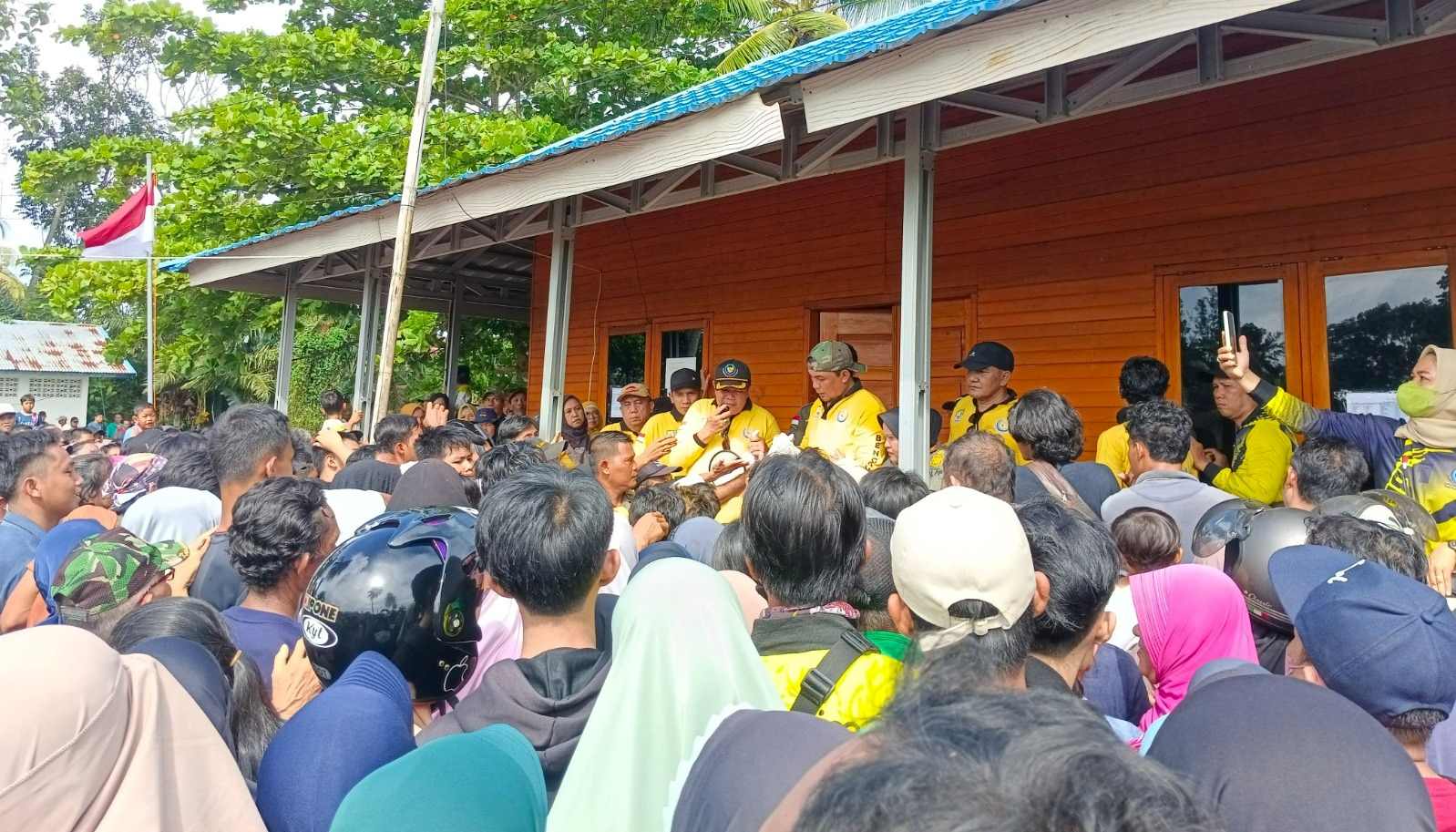 Sibuk Antri Ikan Bandeng Gratis, 2 Unit HP Milik Warga Pagar Dewa Digasak Maling