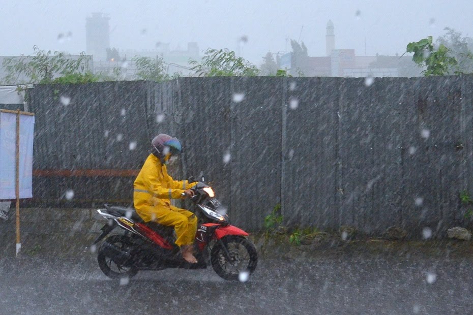 Musim Hujan Tiba, Begini Cara Aman Mengendarai Motor Melewati Genangan Air