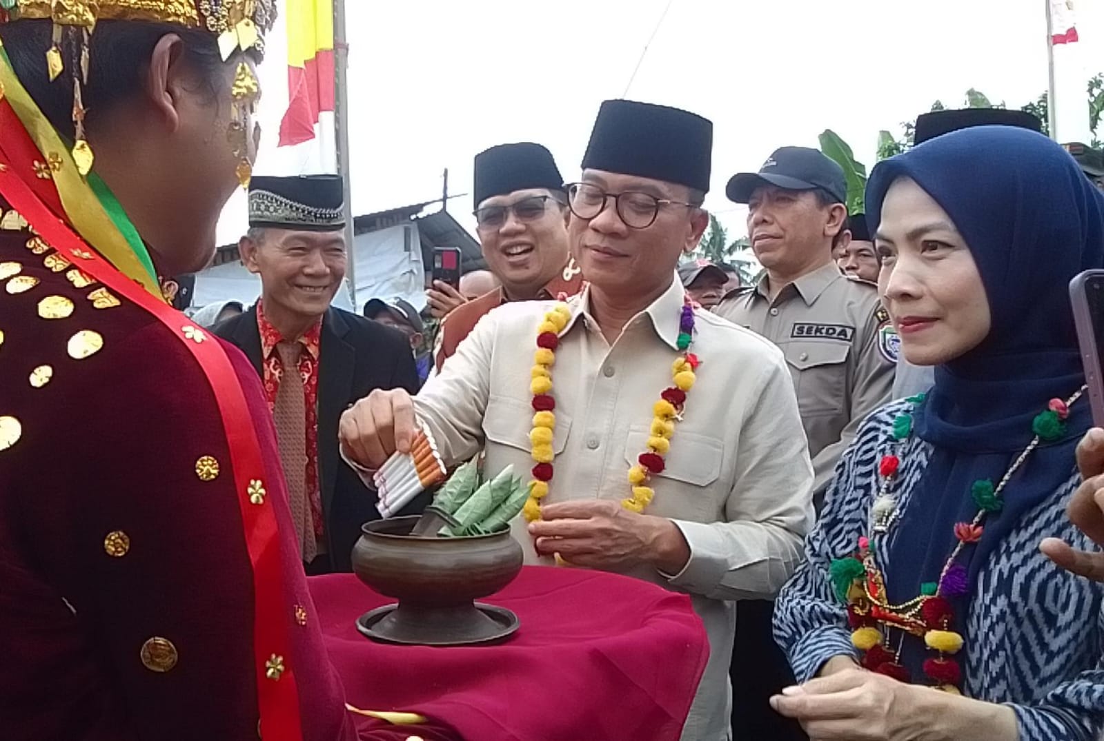 Kunjungi Desa Pasar Seluma, Mendes PDT Yandri Susanto Salurkan Bantuan untuk BUMDes