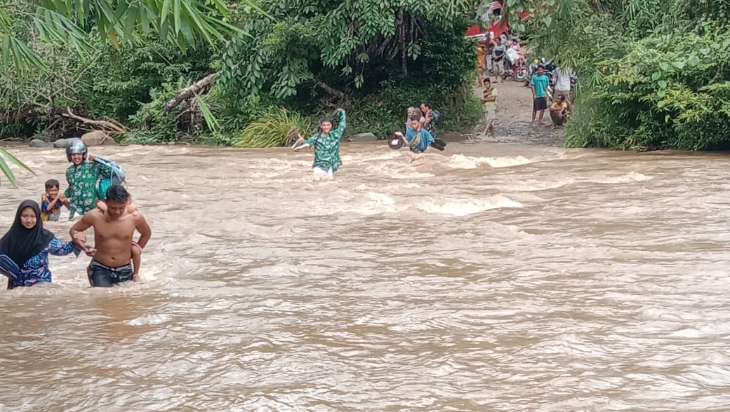 Pelajar Sebrangi Sungai ke Sekolah, Imbas Jembatan Gantung yang Tak Kunjung Dibangun