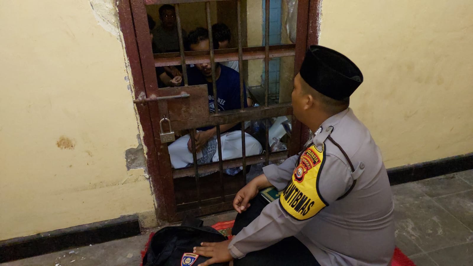 Bhabinkamtibmas Polsek Gading Cempaka, Tarawih Bersama Tahanan