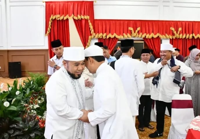 Usai Salat Idulfitri, Walikota Silaturahmi dengan Gubernur Helmi Hasan di Balai Raya Semarak