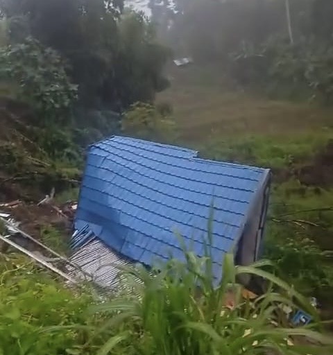 Rumah Warga Ambruk Akibat Tanah Longsor di Kepahiang
