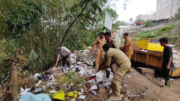 DLH Kepahiang Bersihkan Sampah yang Dibuang Sembarangan di Pinggir Sungai Musi