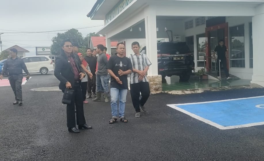 6 Tersangka Kasus Penyegelan Kantor Desa Dusun Baru Dilimpahkan ke Kejari, 1 Tersangka Menyusul