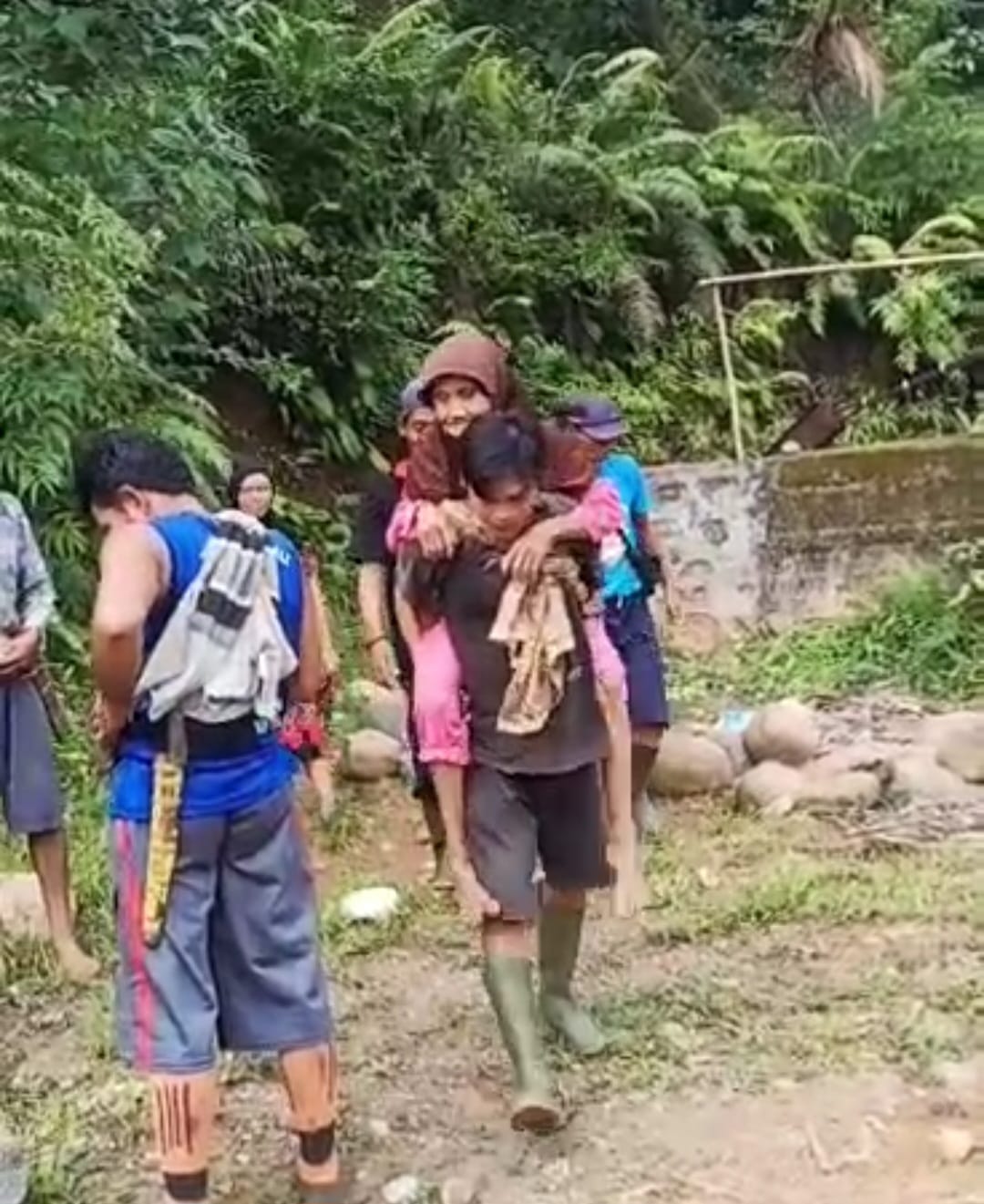 Terjadi Lagi di Provinsi Bengkulu! Karena Jalan Rusak Lansia Sakit Terpaksa Digendong