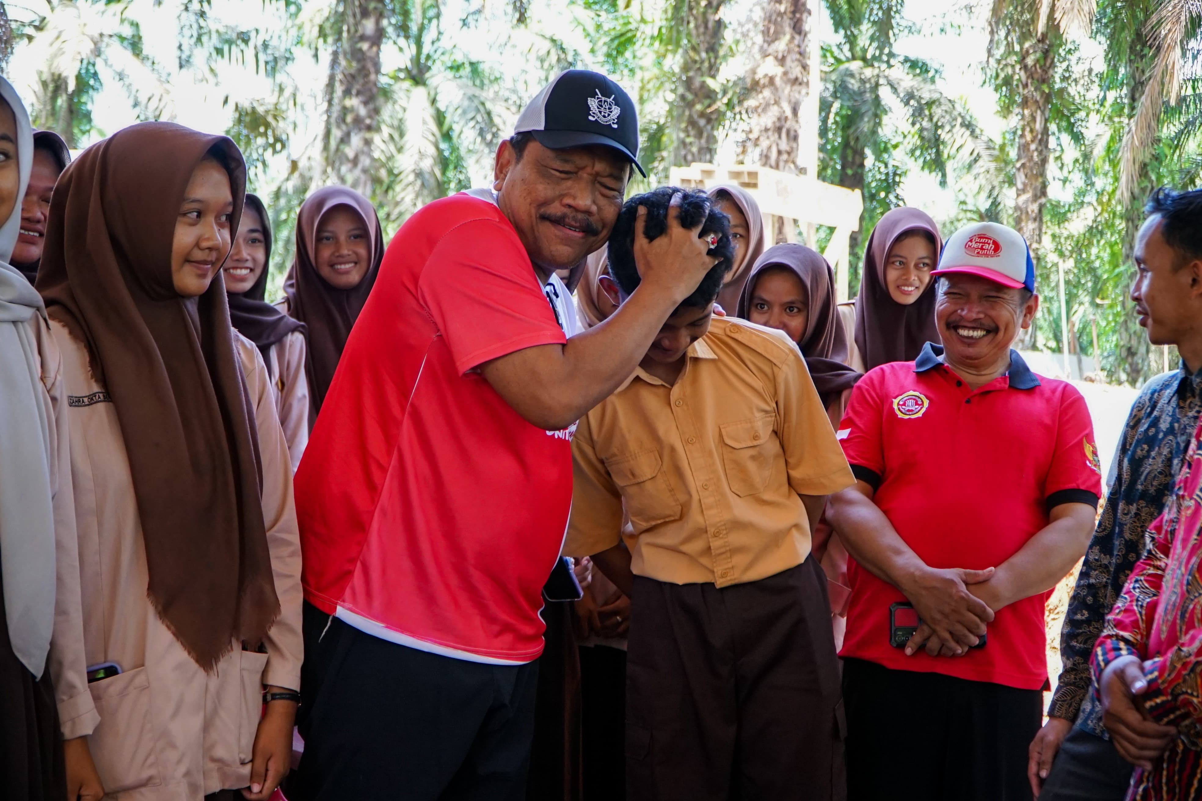 Bantu Rakyat, Wagub Mian Serahkan Bantuan Tunai untuk Korban Kebakaran