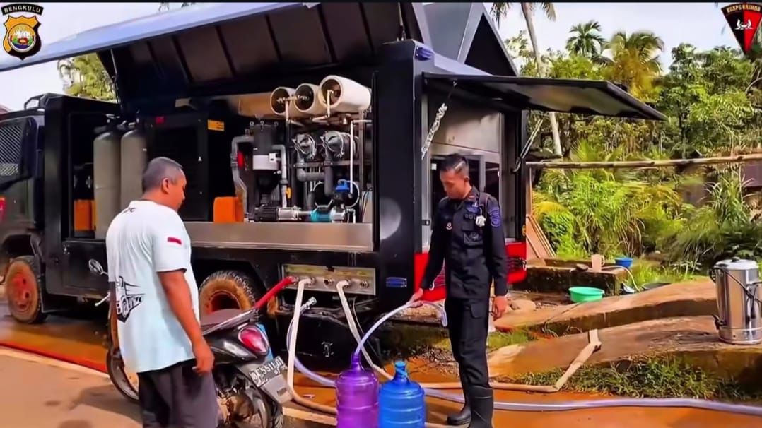 Brimob Polda Bengkulu Salurkan Air Bersih ke Warga Terdampak Bencana di Sumatra Barat